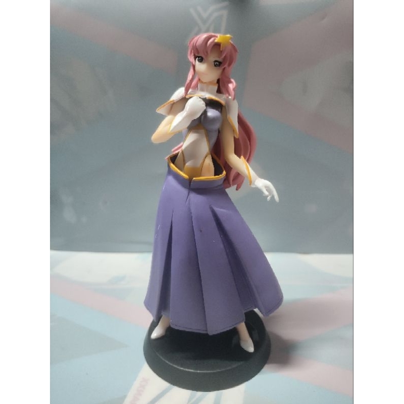 รุ่น Meer Campbell ในชุดสูทมือถือกันดั้ม