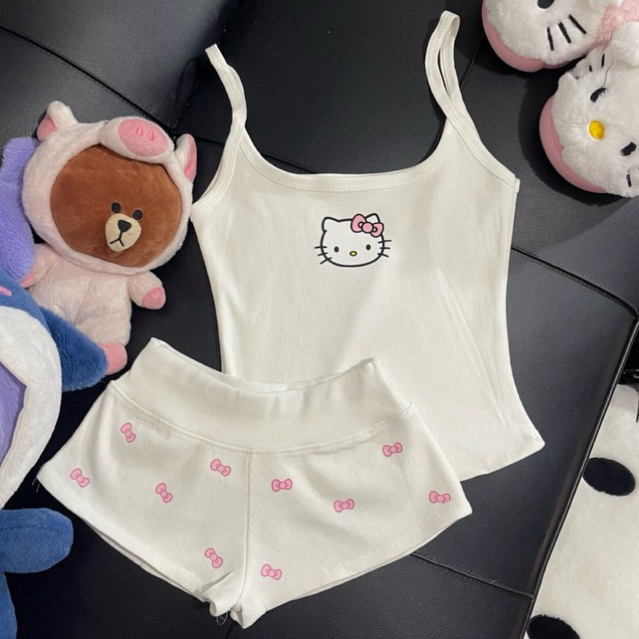 ชุด KITTY สีขาวสุด ๆ พร้อมโบว์สีชมพู