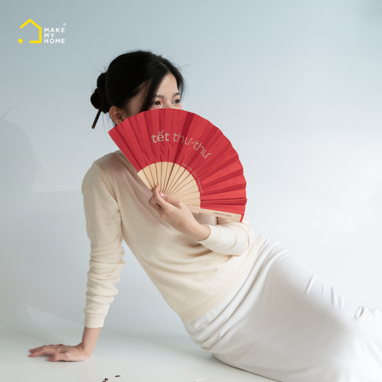 พัดลมมือถือสแลทผ้าไหม จาก Tet 2025 MAKE MY HOME