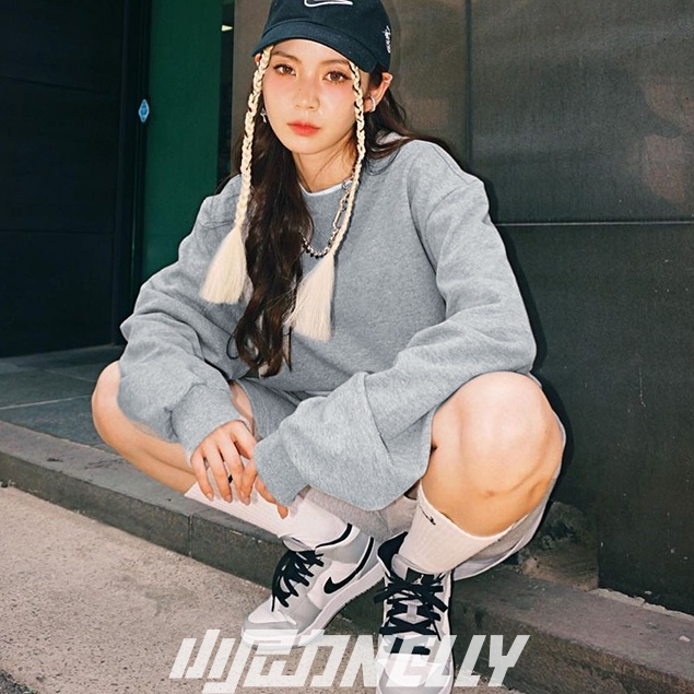 เสื้อสเวตเตอร์สีเทาธรรมดา Nelly Heybig