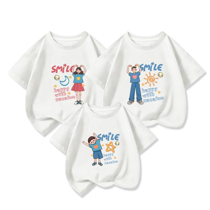 เสื้อครอบครัว Familylove - Lovely Chibi Happy with Nasalee family Set ทําจากผ้าฝ้าย 100%