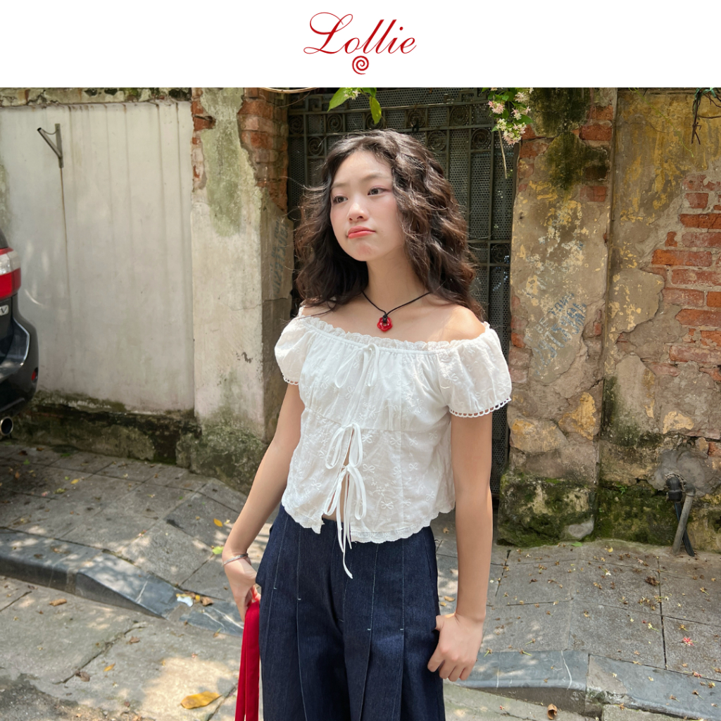 Lollie STUDIO - เสื้อแขนกุดเปิดไหล่สีขาว แต่งโบว์และแต่งลูกไม้ Knodie Top TKA398 ดีไซน์คุณภาพสูง เนื้อนุ่ม โปร่งสบาย