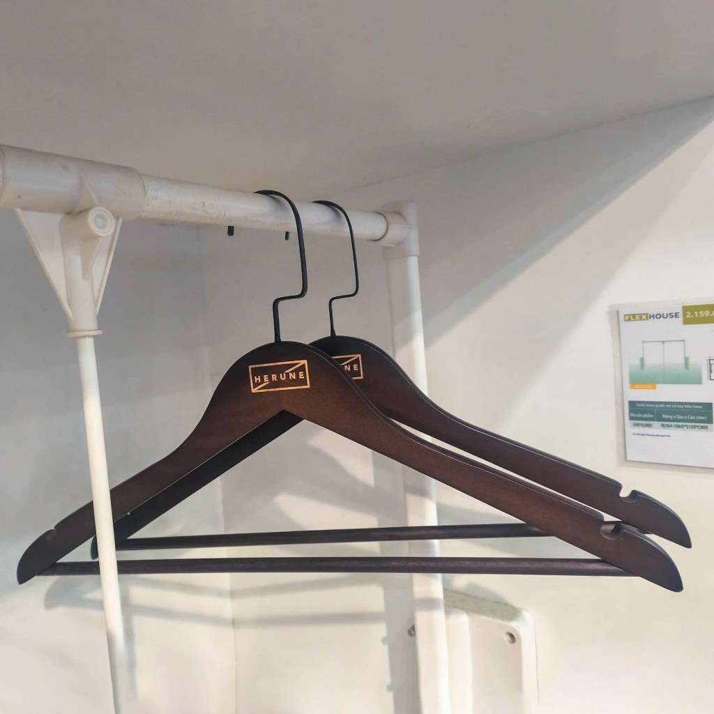 ไม้แขวนเสื้อไม้หรู ใช่456