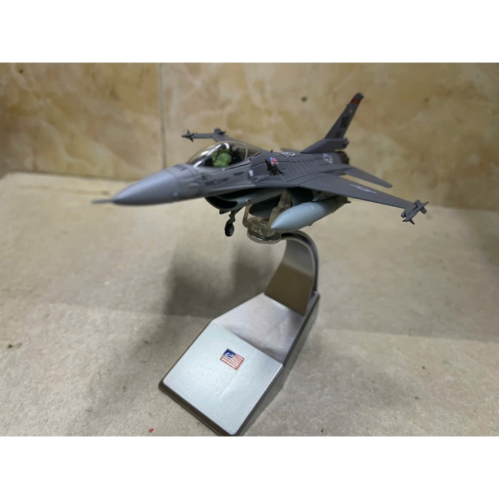 Metal F-16 Fighting Falcon 1:100 โมเดลตกแต่งเครื่องบิน (MB100F16)