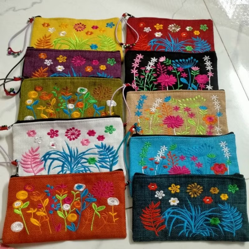 กระเป๋าสตางค์ใบยาวแบบถือพร้อมสายปักมือพร้อมดอกไม้และใบไม้งานฝีมือ-ของฝากเวียดนาม