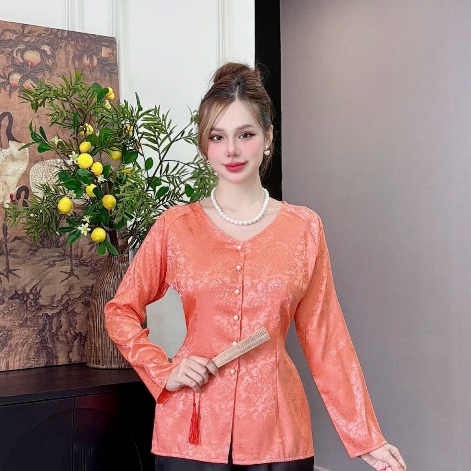 ANH MY - เสื้อ Odd - เสื้อคอเต่าแขนยาวและกระดุม วัสดุโบรเคด SP0336-1