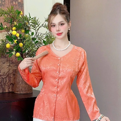 ANH MY - เสื้อ Odd - เสื้อคอเต่าแขนยาวและกระดุม วัสดุโบรเคด SP0336-1