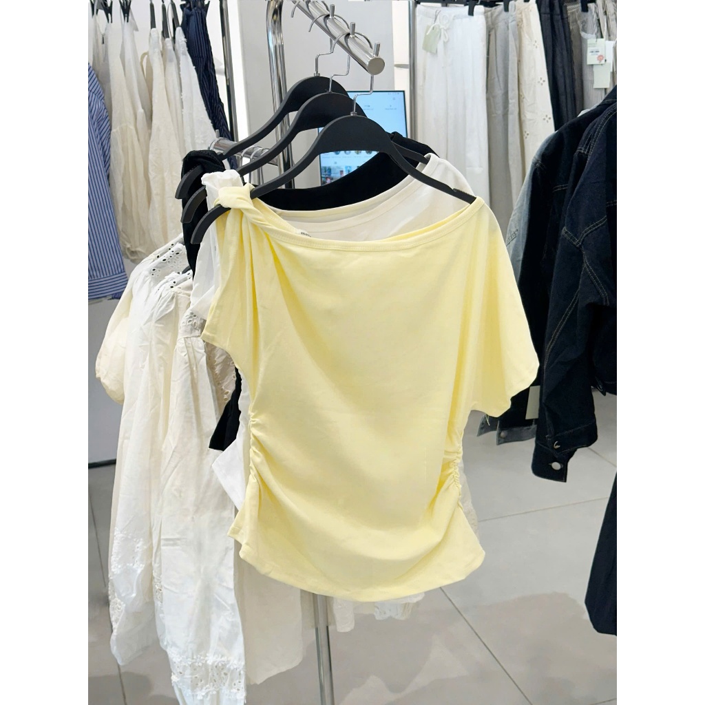 (OLDSCHOOL PHOTO) MELY STUDIO เสื้อยืดไหล่บิดผู้หญิง