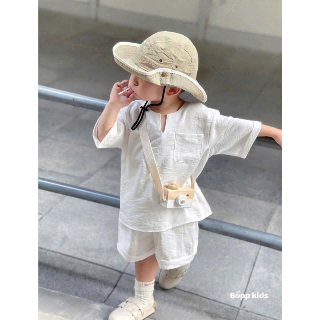 ชุดเด็กผู้ชายแขนสั้นชุดเสื้อคอวีน่ารักสําหรับเด็กผู้ชายตั้งแต่ 1-8 ปี