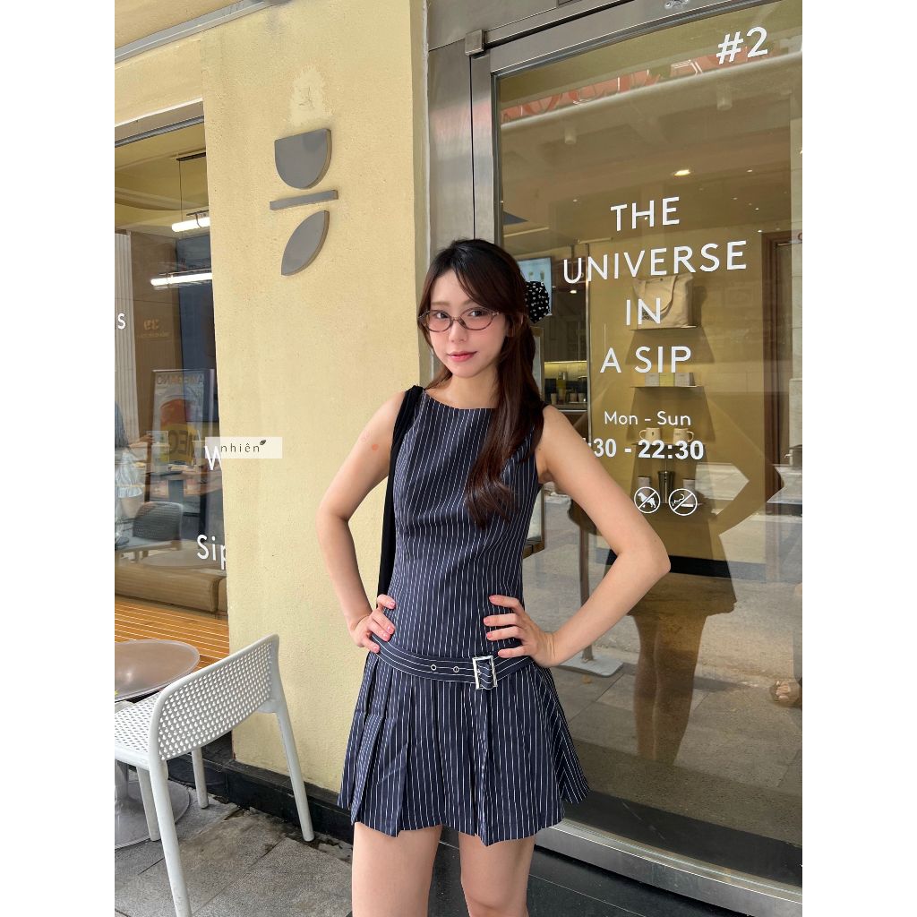 Fiora Dress - เดรสแขนกุดคอกลมลายทางพร้อมเข็มขัดสั้น nhien.official BD66