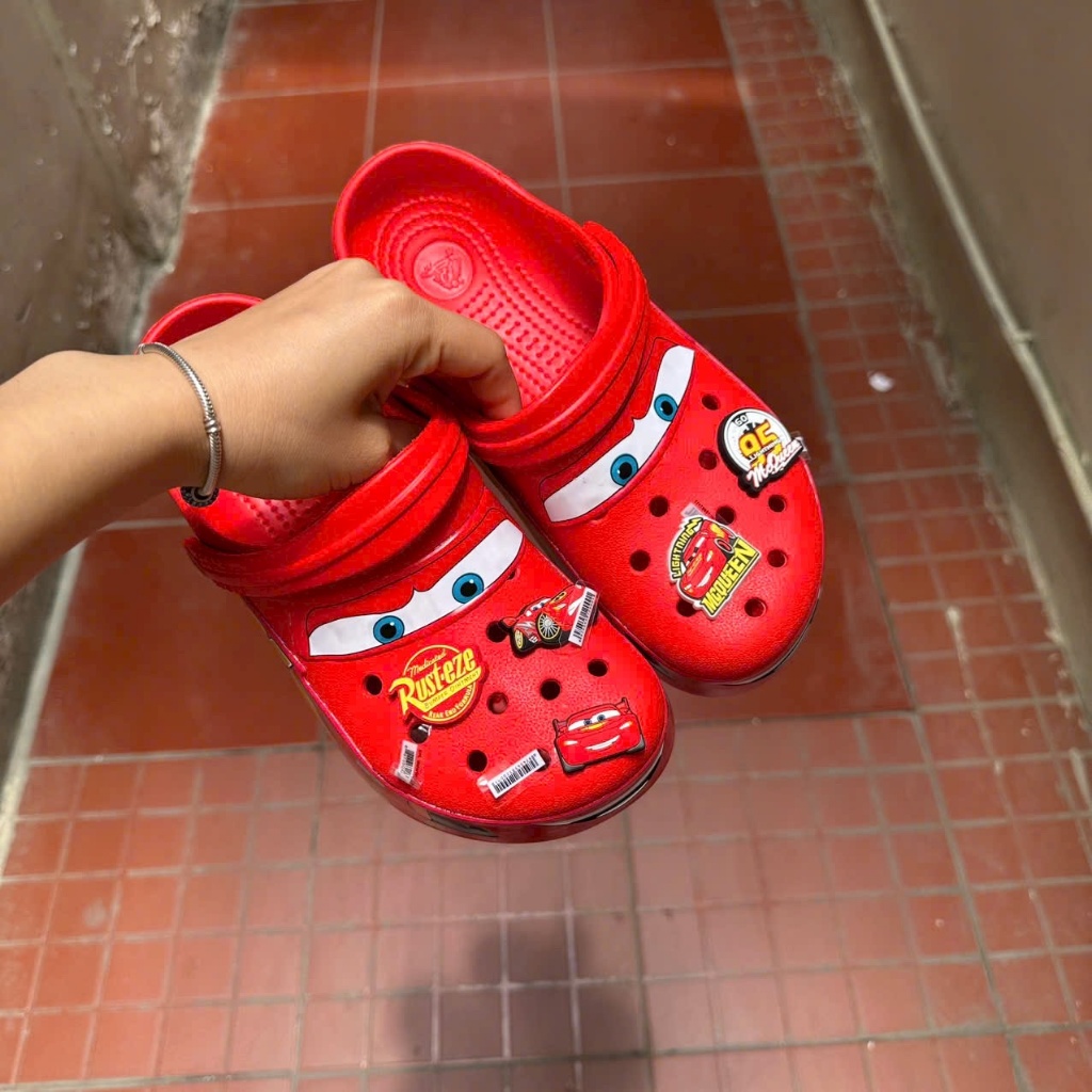 รองเท้าแตะ Crocs เด็กชาย Lightning McQueen – รถดิสนีย์ ตาโตน่ารัก