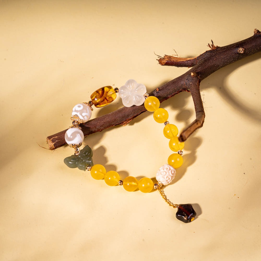 สร้อยคอสีเหลืองอําพันและน้ําผึ้งผสมเสน่ห์โมรา Dzi และ Hoa Dien