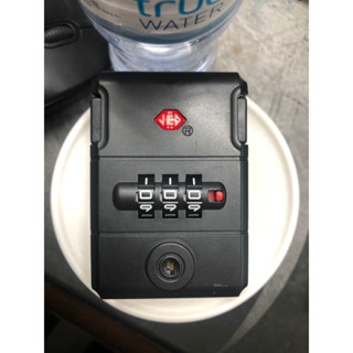 ล็อคกระเป๋าเดินทางที่มีกรอบอลูมิเนียมและล็อคยุบ