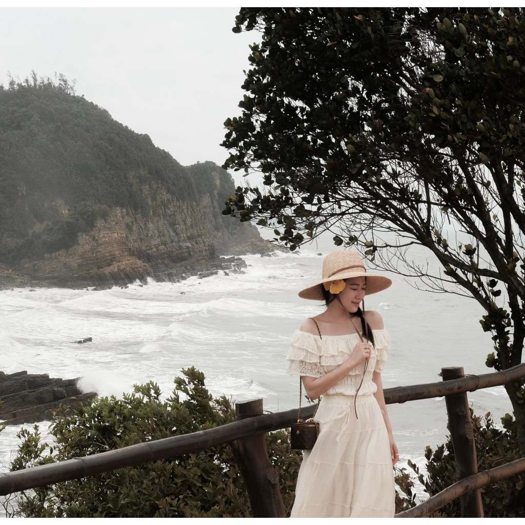 LYNCHIC-เดรสผู้หญิงสองสายคอเหลี่ยมและแต่งลูกไม้สีขาวสั้น เดรสสีดําแต่งลูกไม้ DNC SEWING lyn