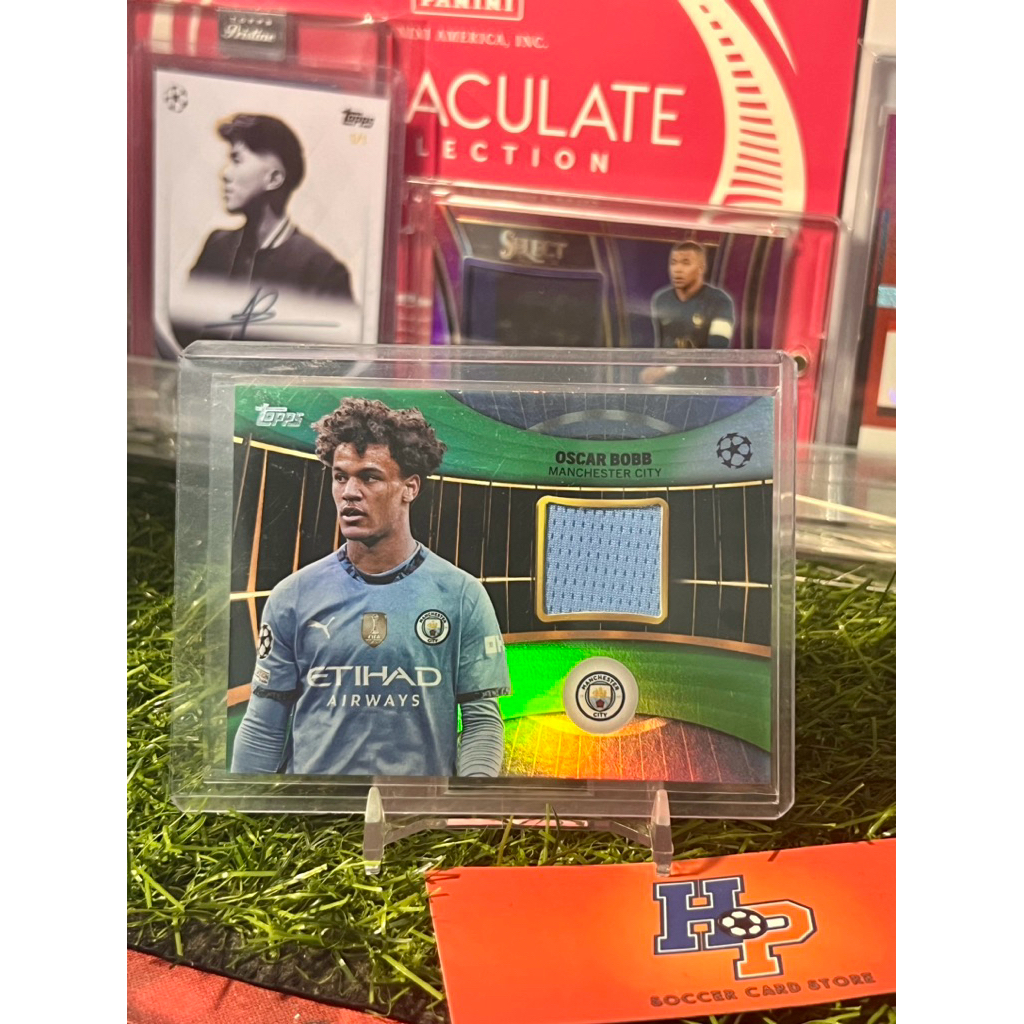 Oscar Bobb Football Card Playern สวมใส่ชิ้นเสื้อ /99 Topps UCC 2024/25