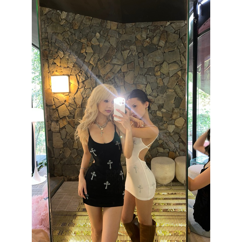 [ROSAGALLICA] Crossy Bodycon - เดรสบอดี้คอนสั้นสุด ประดับด้วยกากบาทหิน (ผ้าบางมากจะพิจารณาก่อนซื้อ)