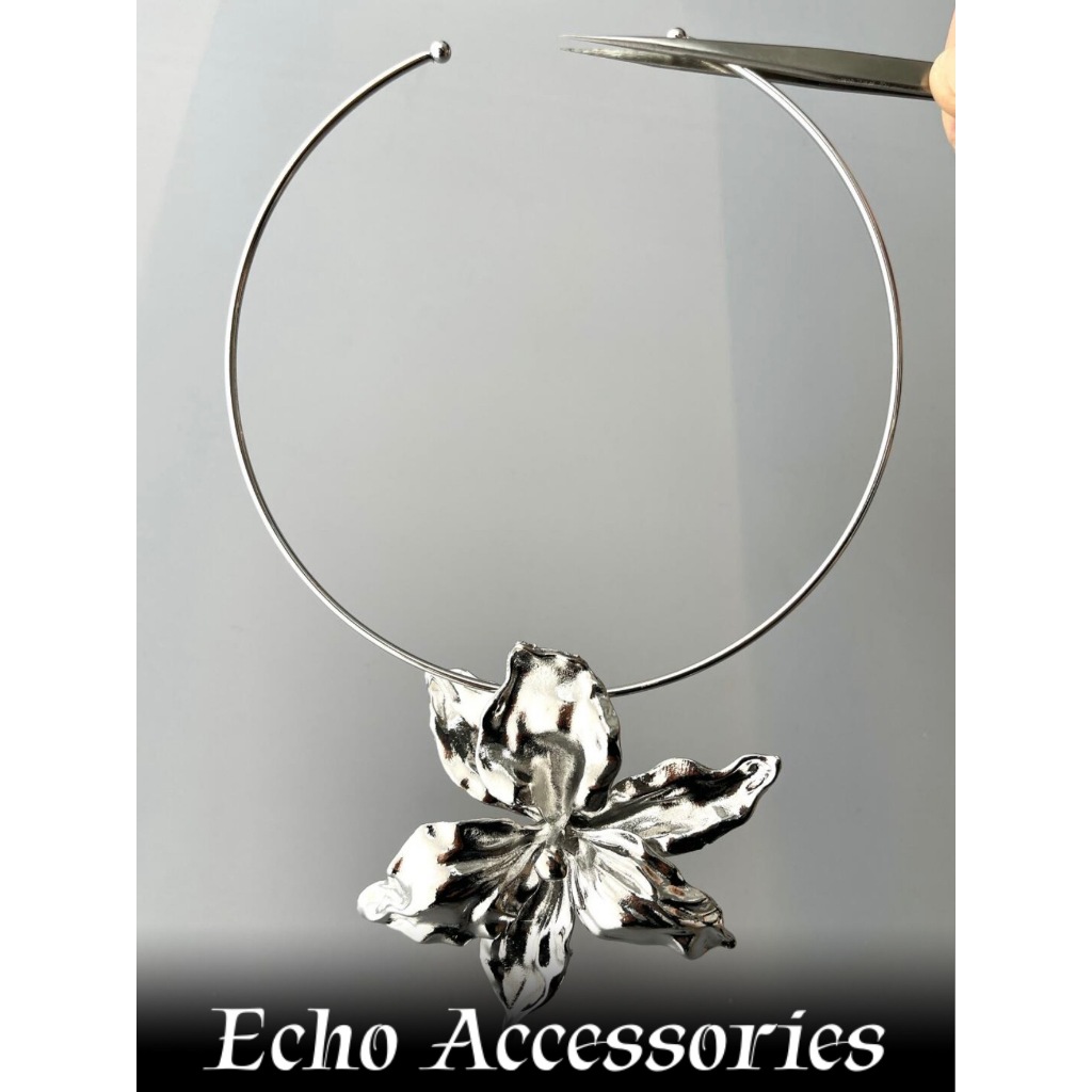 Echo Accessories สร้อยคอผู้หญิงสีเงินพร้อมจี้ดอกไม้ขนาดใหญ่