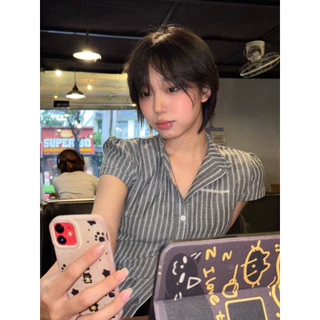 LANIE TOP - เสื้อเชิ้ต DEROSE เรียบง่ายพร้อมเย็บปักถักร้อยตัวอักษรและเชือกผูกเอวด้านหลัง