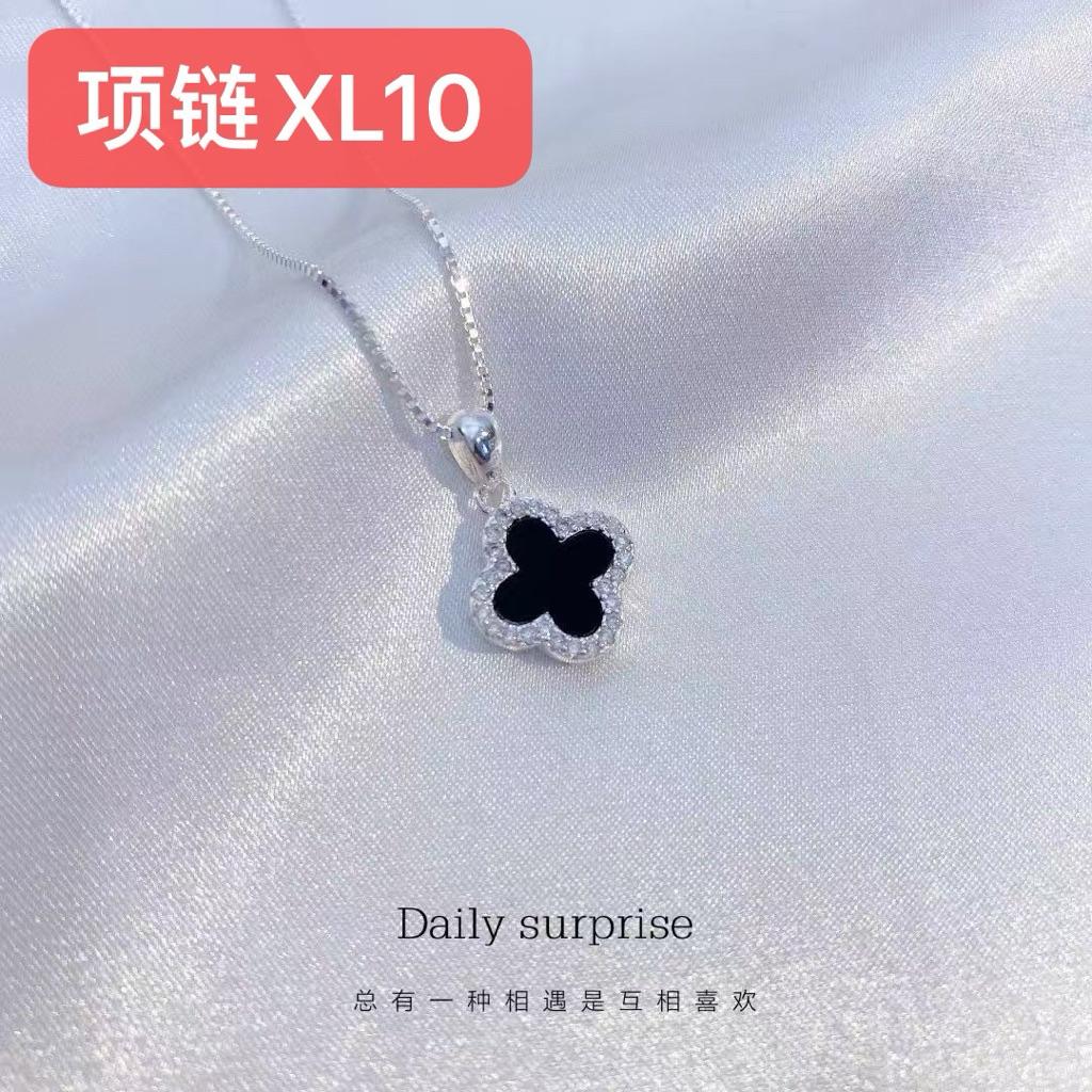 S999 four-leaf clover สร้อยคอเงินหินสองด้านสีแดงและสีดําสําหรับผู้หญิง Up Silver Nha Trang