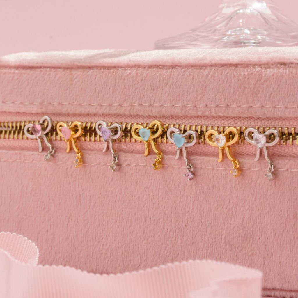 Plenty.petite Petite Ribbon Stud – ต่างหูโบว์หัวใจเพทาย