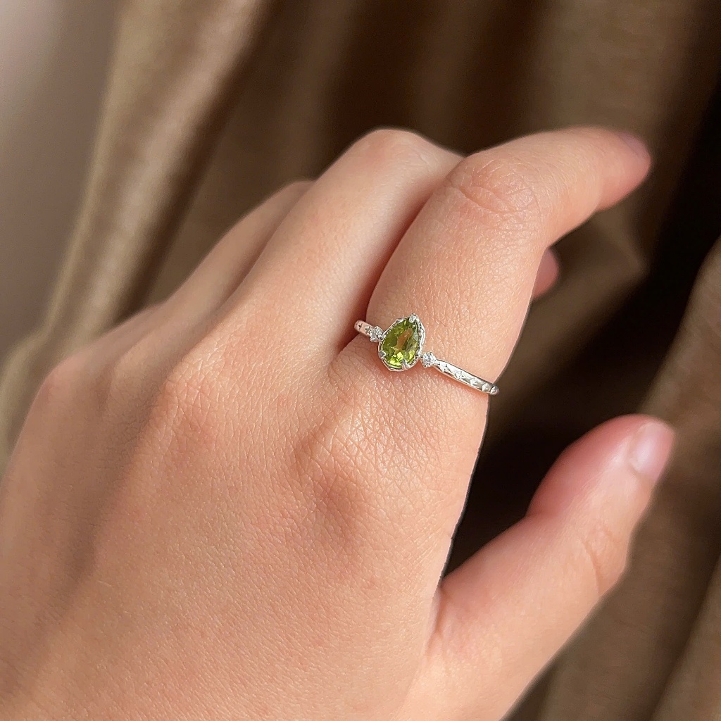 S925 Dear darling แหวนเงินสุดคลาสสิค ดีไซน์วินเทจพร้อมหิน Pe.ri.dot สีเขียวมะกอก