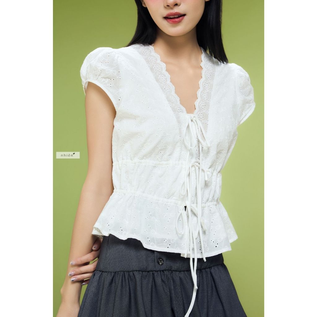 Lilou Top - เสื้อเบลาส์ผู้หญิง เสื้อกล้ามลายดอกไม้คอวีพร้อมสาย nhien.official BA486