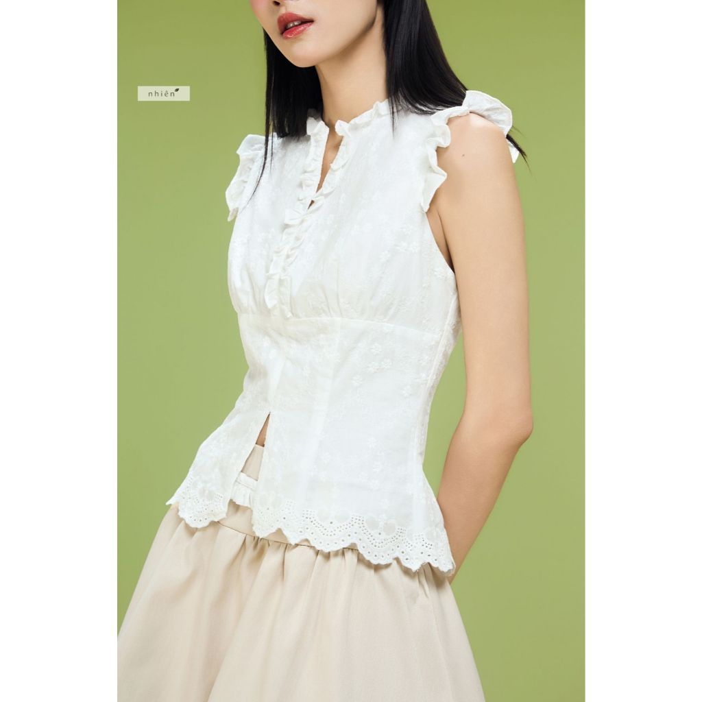 Molly Top - เสื้อเบลาส์ผู้หญิง เสื้อคอวีแต่งระบายและผ่า nhien.official BA482