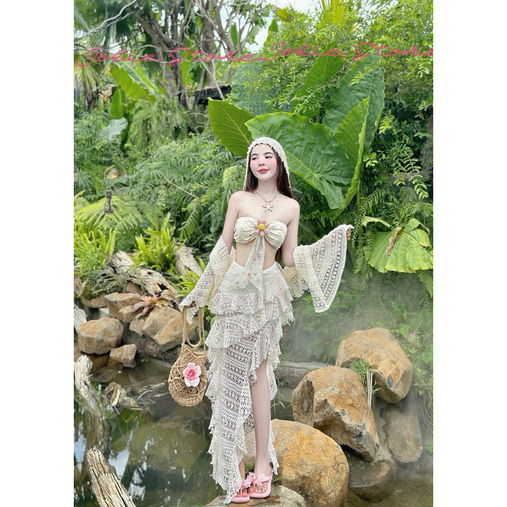 ดีไซน์ 3 ชิ้น Set เสื้อครอปปักป้ายดอกไม้+กระโปรงแม็กซี่ลูกไม้แต่งระบาย+ผ้าพันคอลูกไม้ -Jolie Store