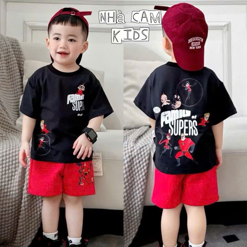 ชุดซูเปอร์แมนสําหรับเด็กผู้ชายที่มีเสื้อยืดสีดําพิมพ์ลายซูเปอร์ฮีโร่และกางเกงขาสั้นสีแดง8-20กิโลกรัม