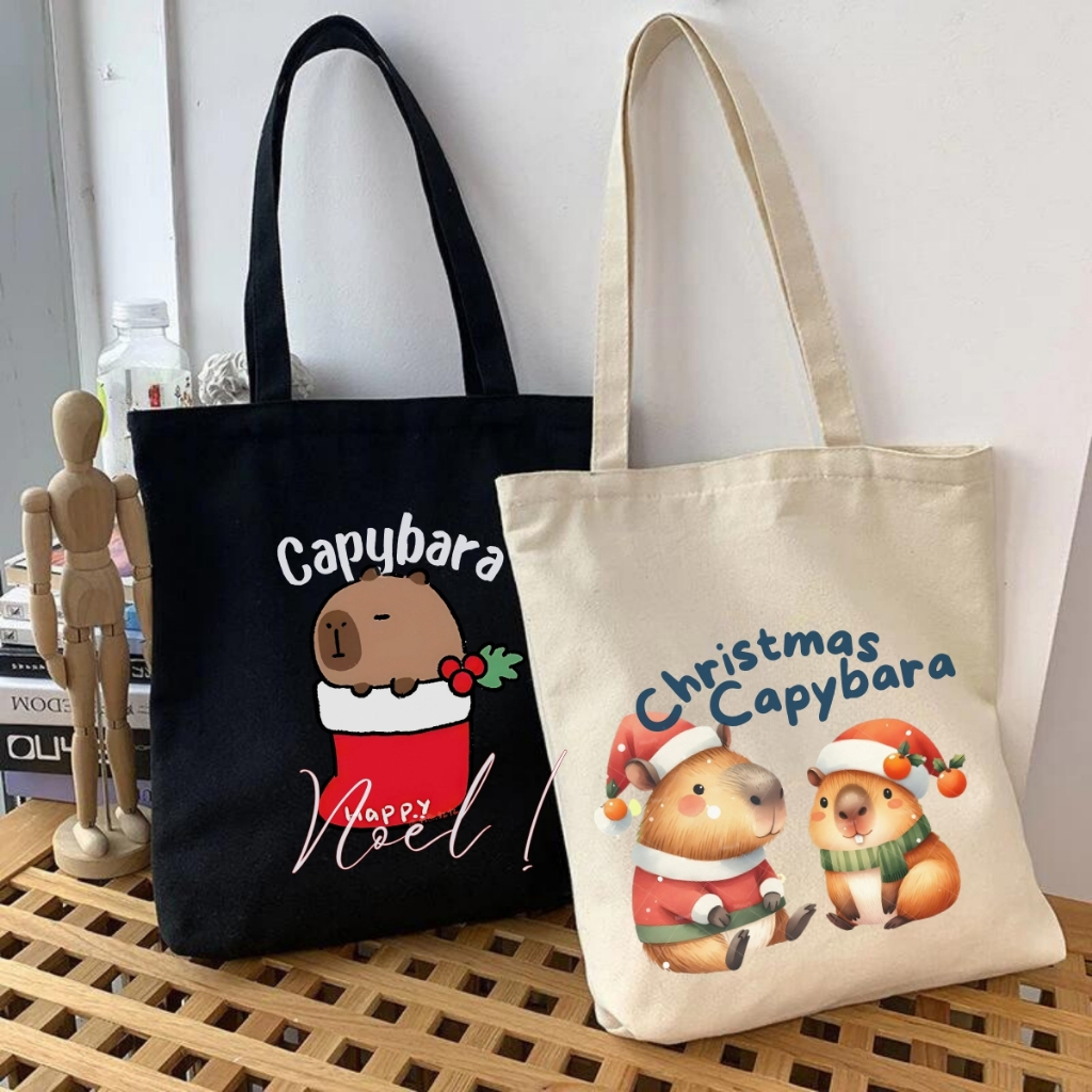 Capybara Tote Bag - กระเป๋าผ้าแคนวาสมีกระเป๋าเสริมและซิปใส่ A4 และแล็ปท็อป (33x37cm) Totk9403