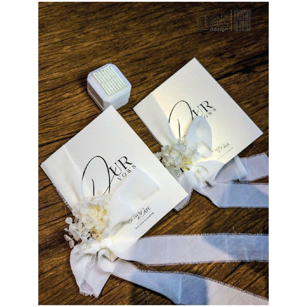 ชุดการ์ด HIS VOWS - HER VOWS • กระดาษ FRAGRANT พร้อมผ้าริบบิ้นแบบยาวพร้อมไฮเดรนเยีย • ออกแบบ NNT [H0