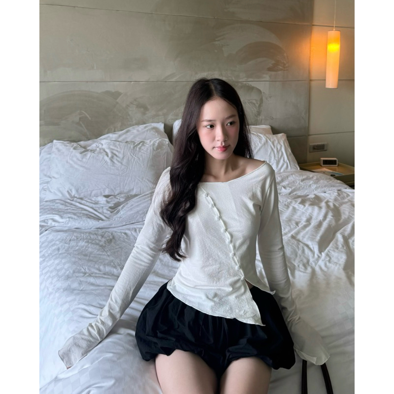 เสื้อ SINBOUND | Mir.byhi | เสื้อยืดแขนยาว-กระดุมไขว้ผ้าฝ้ายสําหรับผู้หญิง 2 สี สีดําและสีขาว1