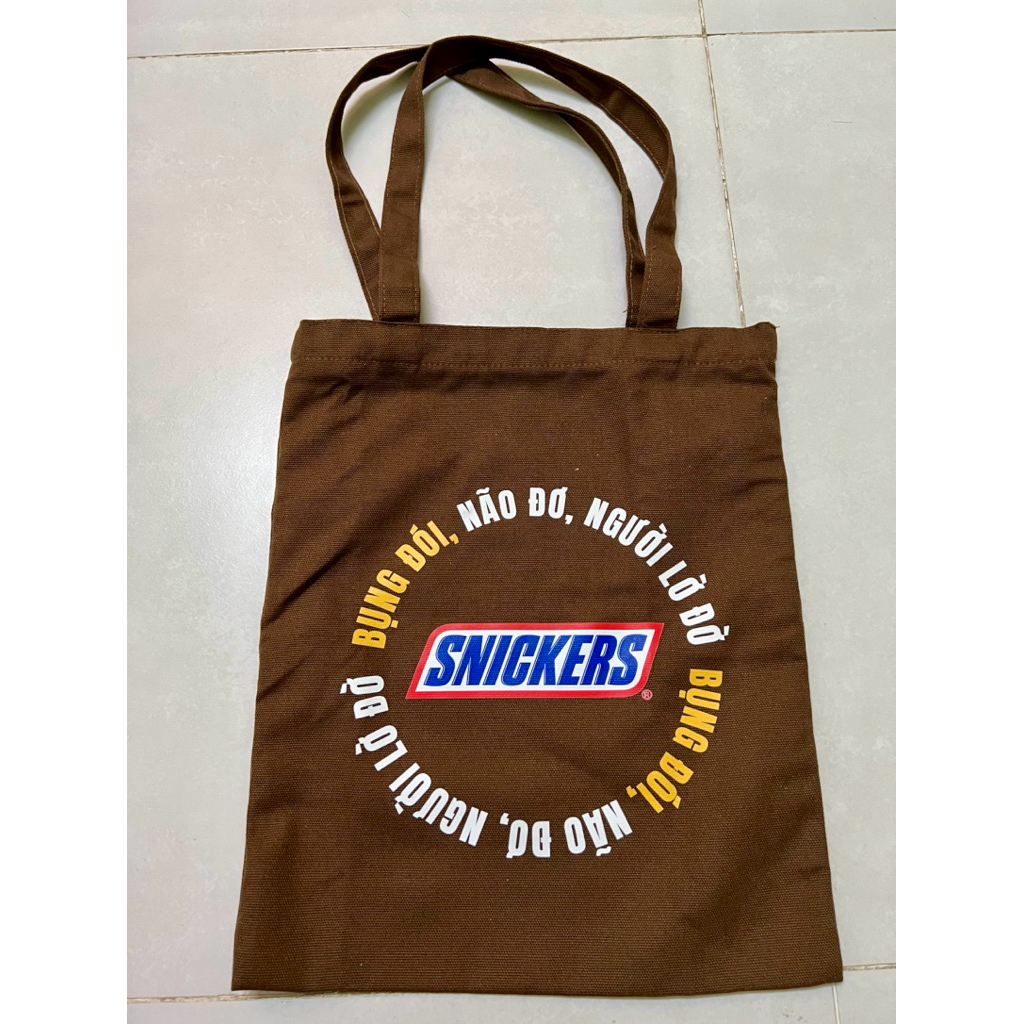 กระเป๋าโท้ต Snickers (มีซิป)