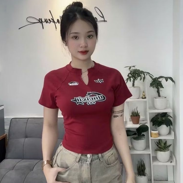 Aos เสื้อคอเต่าพิมพ์ลายหยักศกและตัวอักษร