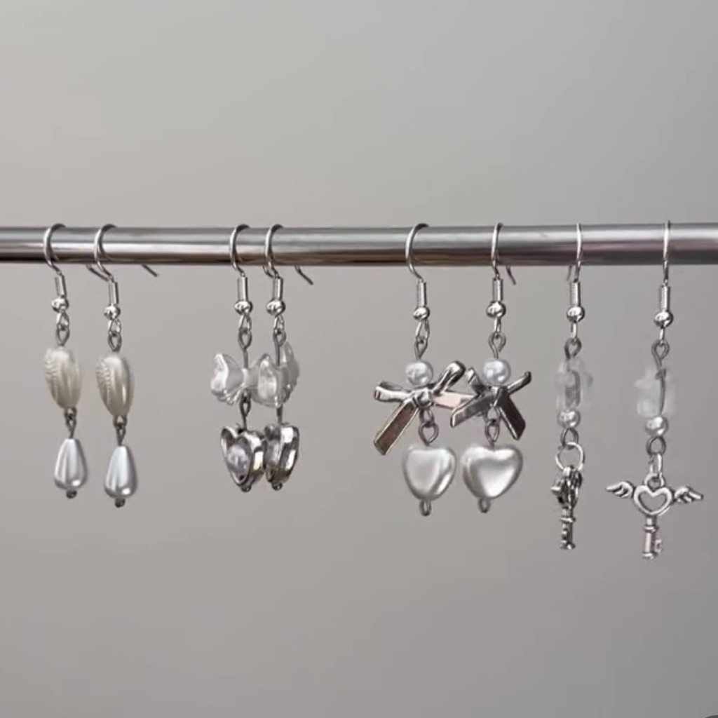 ชุดต่างหูผู้หญิงสไตล์ Y2K หลายรุ่น