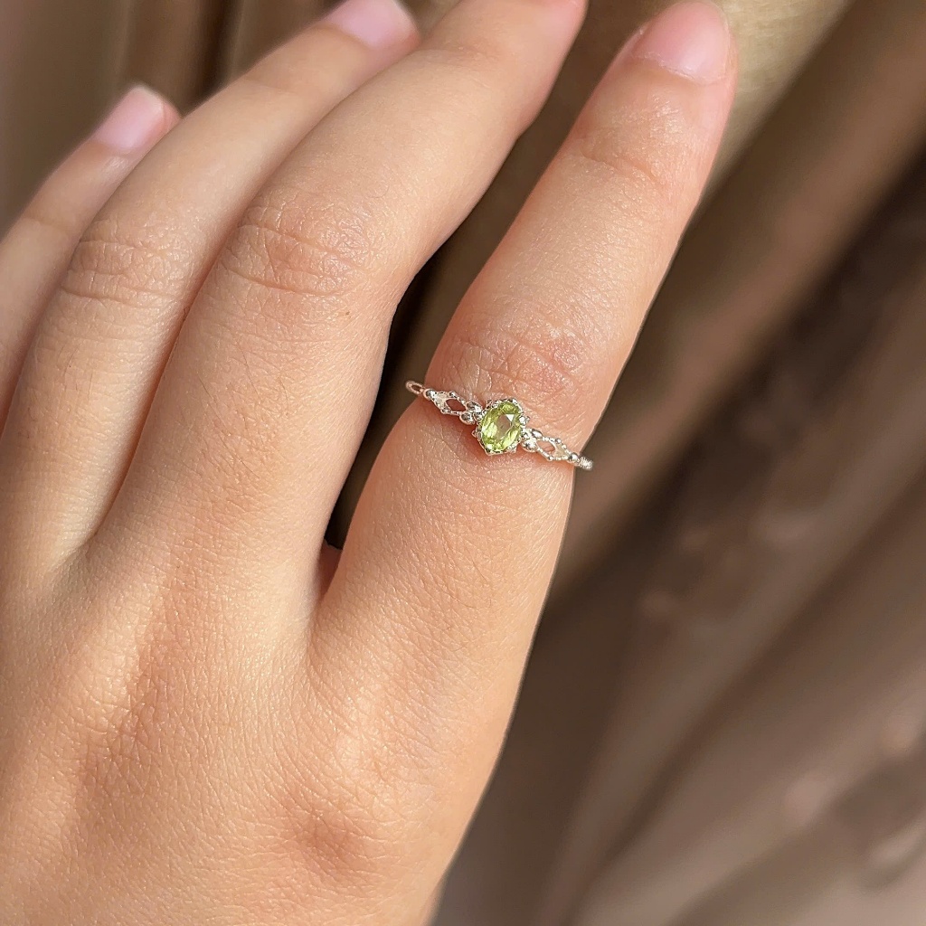 แหวนเงิน 925 GlowMe ไม่ซ้ําใครพร้อมหิน pe.ri.dot สีมะกอกเขียว (เขียวเหลือง)