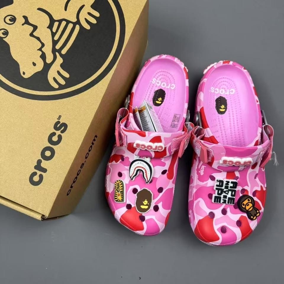รองเท้าแตะ Crocs BAPE สีชมพูฉลาม