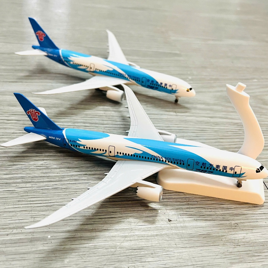China Southern Boeing B787-8 Dreamliner 1:400 Scale Wings Symbol + พร้อมขาตั้งจอแสดงผล