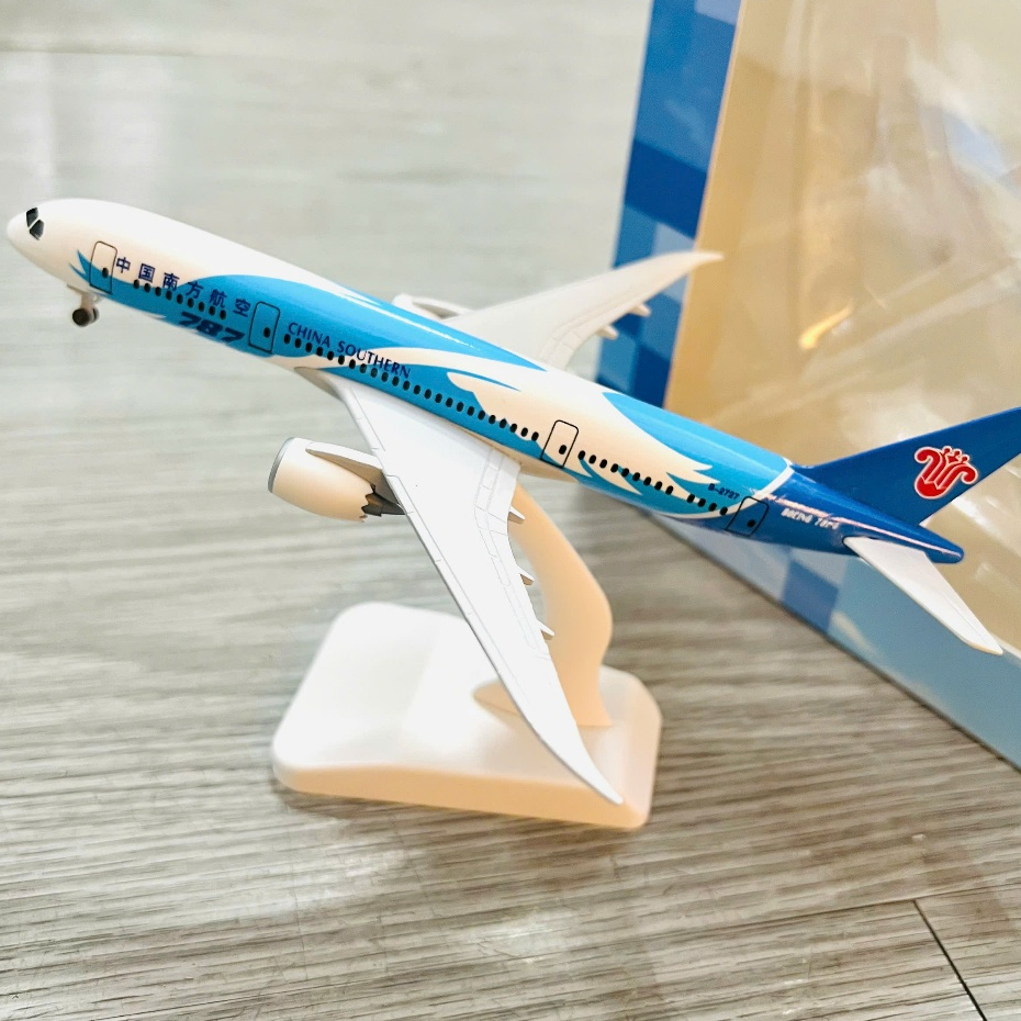 China Southern Boeing B787-8 Dreamliner 1:400 Scale Wings Symbol + พร้อมขาตั้งจอแสดงผล