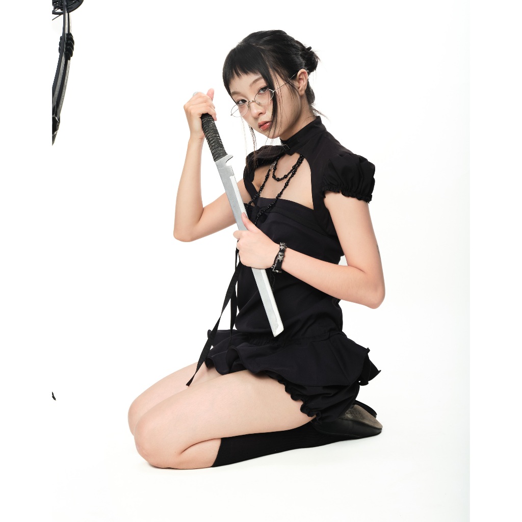 ชุดจั๊มสูท เสื้อแจ็คเก็ต ขาสั้น มีเข็มขัดปรับระดับได้ | UYU Magica Jumpsuit