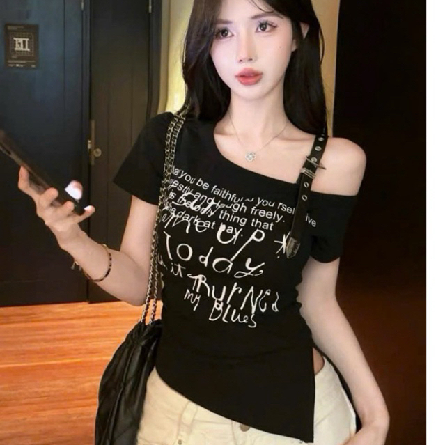เสื้อยืดเปิดไหล่สําหรับผู้หญิงพร้อมเข็มขัดบุคลิกภาพเทรนด์สุดฮอต ย2เค เสื้อยืดพิมพ์ลายตัวอักษรสไตล์