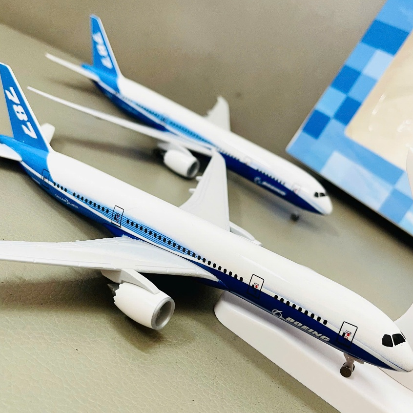 BOEING B787 DREAMLINER METAL PLANE 1:400 SCALE รุ่นโลหะคุณภาพสูงพร้อมล้อ + ขาตั้ง