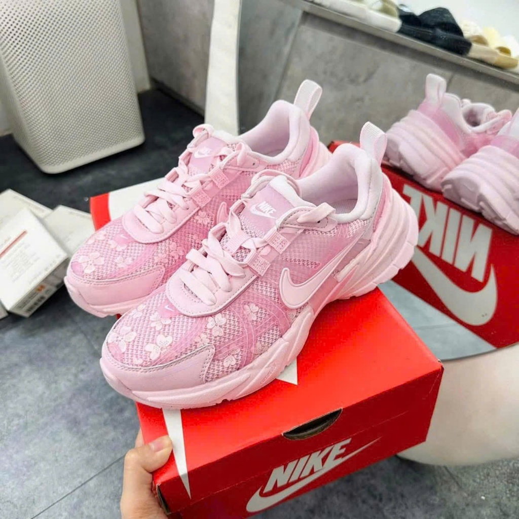 V2K Run Pink Foam รองเท้าผ้าใบผู้หญิง,V2k รองเท้าผู้หญิงสีชมพูแป้งดอกไม้เย็บปักถักร้อย