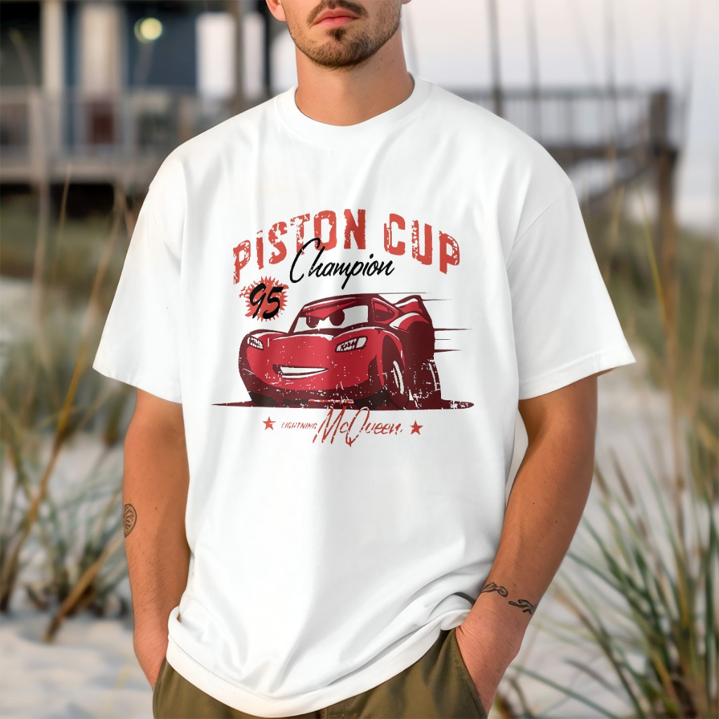 เสื้อยืดโอเวอร์ไซส์พร้อม Lightning McQueen Car Kingdom Lightning McQueen Pixar Cars 654