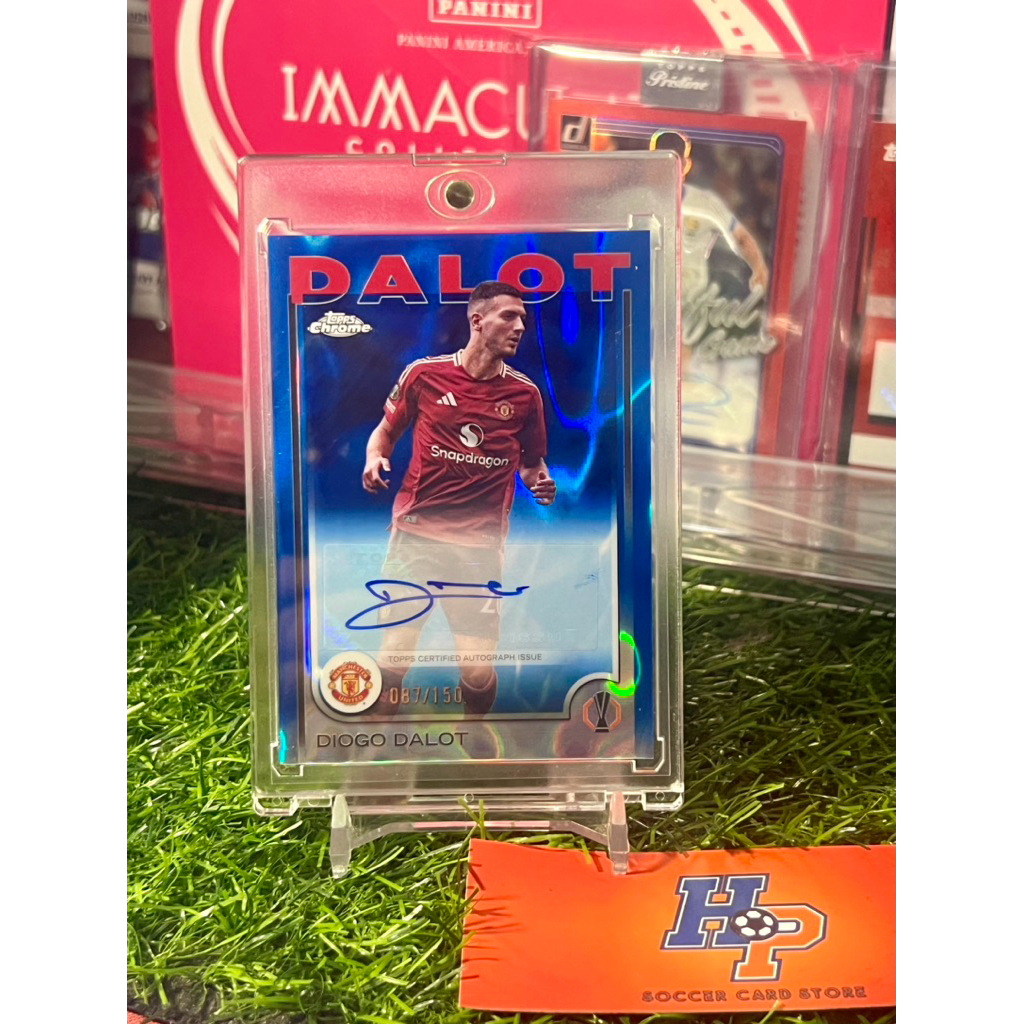 Diogo Dalot การ์ดฟุตบอลพร้อมลายเซ็น /150 Topps Chrome UCL 2024/25