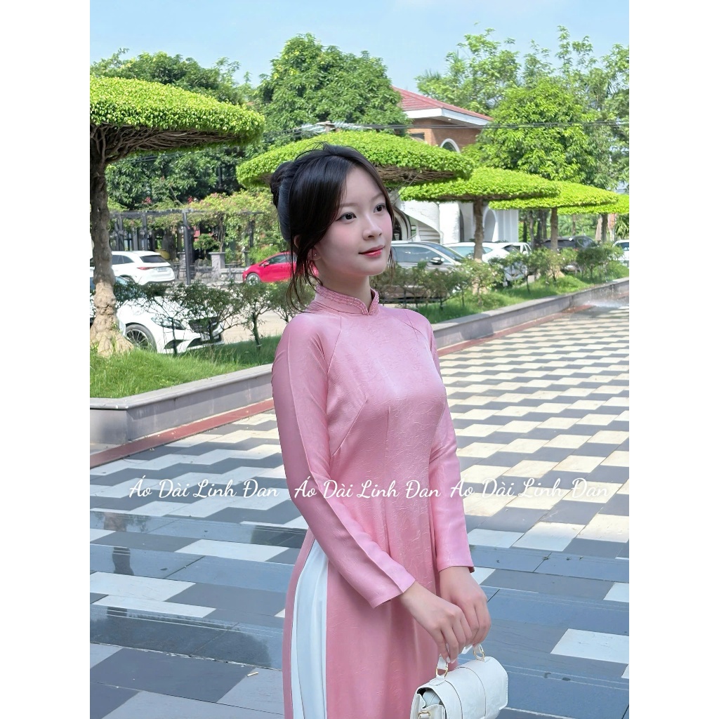 ผ้าไหมสีชมพูคุณภาพสูง ao dai พร้อมคอปกสูง 3 นิ้ว และหินสีเดียวกัน อ่อนเยาว์ หรูหรา - Linh Dan Ao Dai