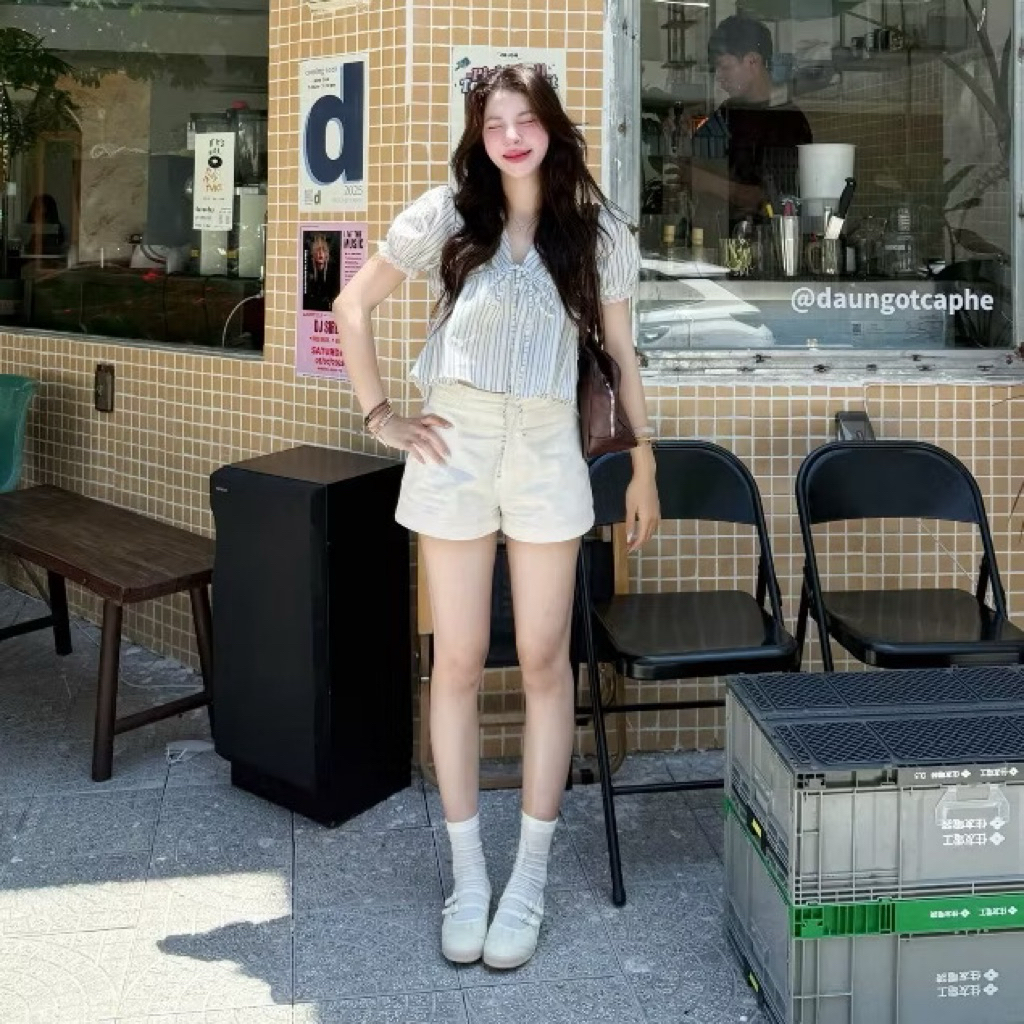 (OLDSCHOOL PHOTO) เสื้อเชิ้ต babydoll ลูกไม้แถบสีฟ้าหยาบ ผ่าคอวี IRENE TOP 7007 ราคา ถูกที่สุด ดีลบีเคเค แกลเลอรีภาพที่ 2