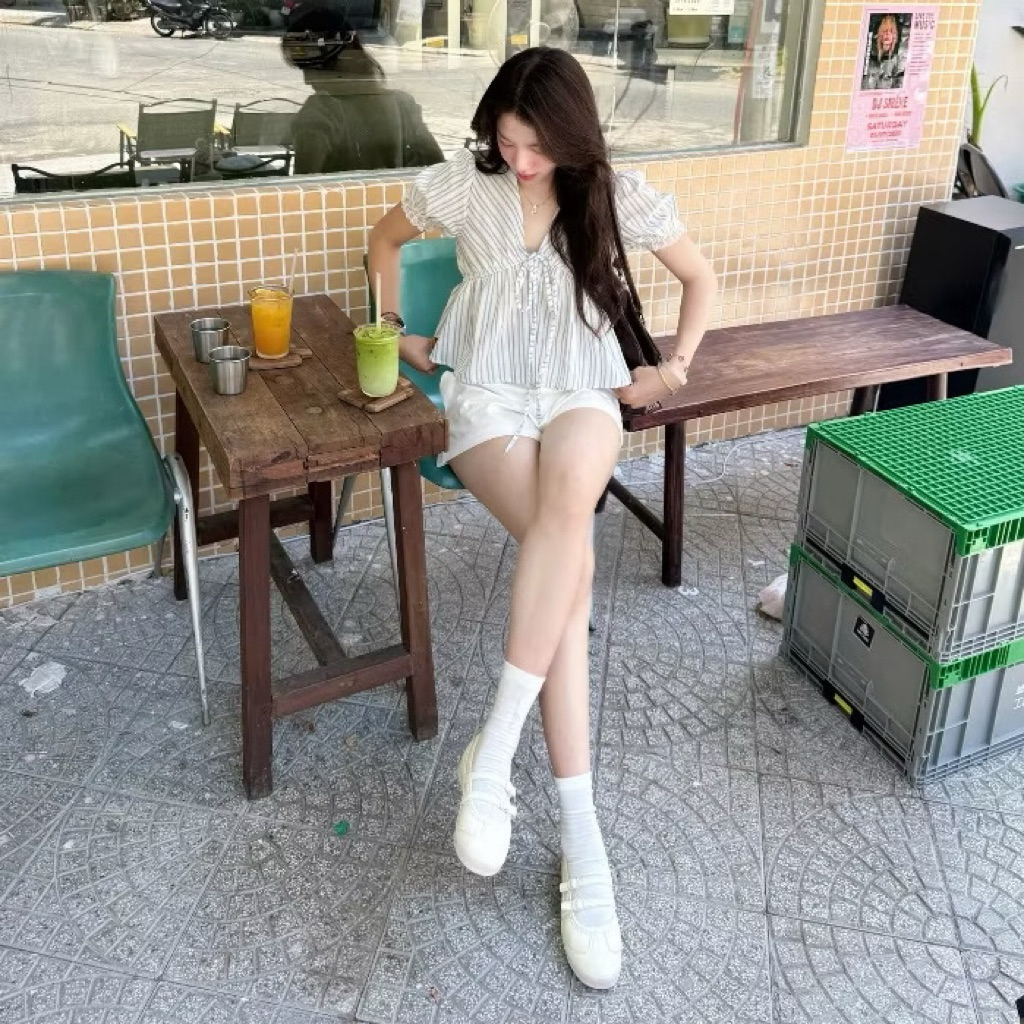 (OLDSCHOOL PHOTO) เสื้อเชิ้ต babydoll ลูกไม้แถบสีฟ้าหยาบ ผ่าคอวี IRENE TOP 7007 ราคา ถูกที่สุด ดีลบีเคเค แกลเลอรีภาพที่ 4