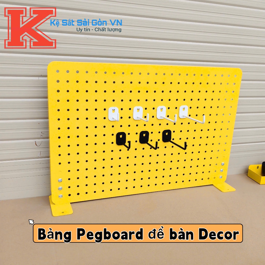 { AVAILABLE IN YELLOW } บอร์ดรู Pegboard พร้อมขาตั้งโต๊ะและอุปกรณ์แขวน DECOR - ตกแต่ง TET