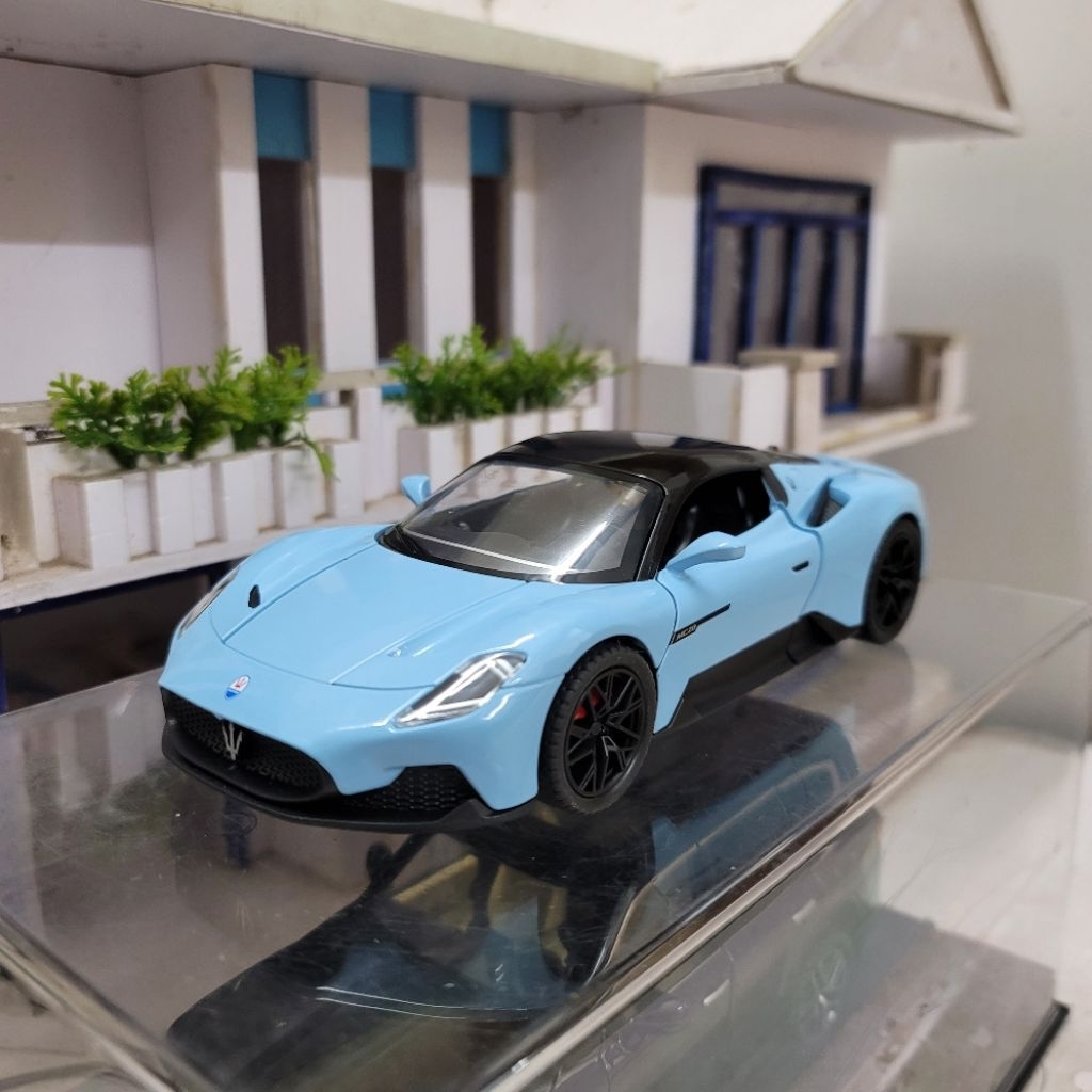 โมเดลรถ Maserati MC20 สเกล 1:22 พร้อมป้ายทะเบียน VIP